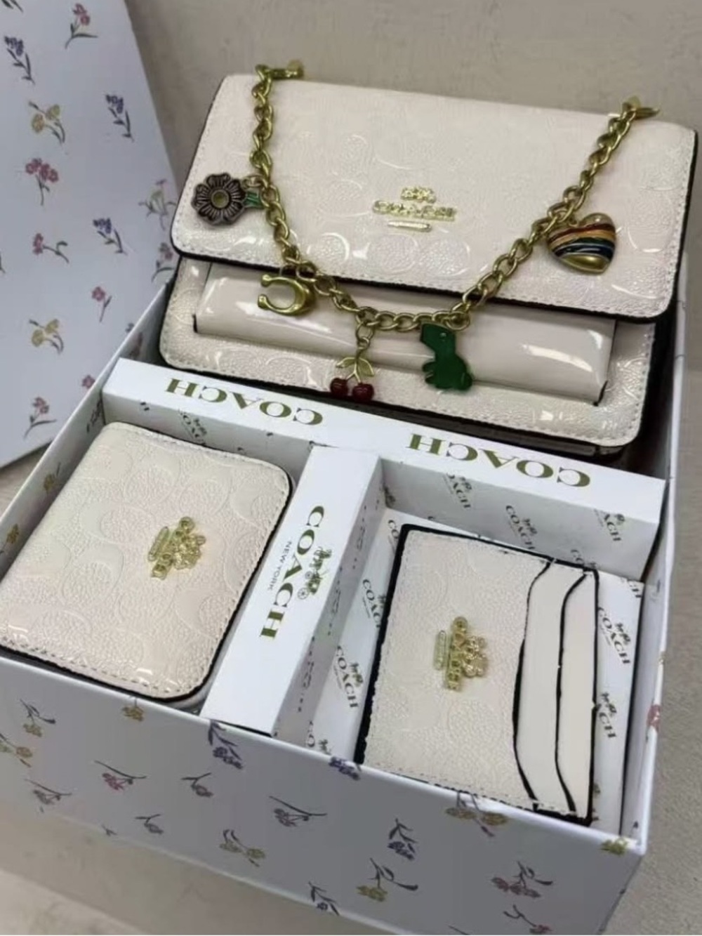 Source Unknown Cream Patent Crossbody Bag Set with Gold Charm Chain
